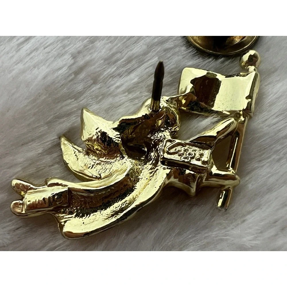 GiGi pin brooch
